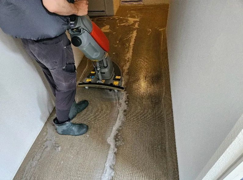 共用部床洗浄 作業中