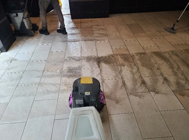 エントランス床洗浄 作業中