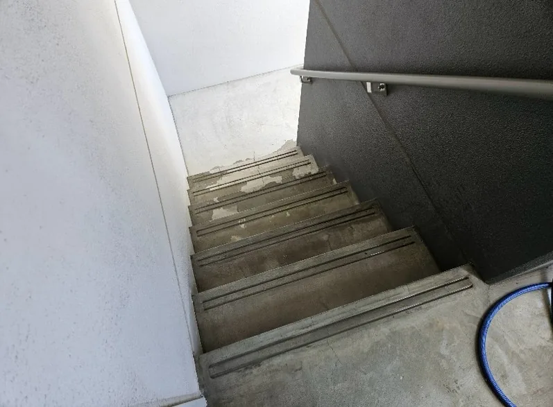 階段床洗浄 作業前