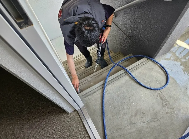 階段床洗浄 作業中