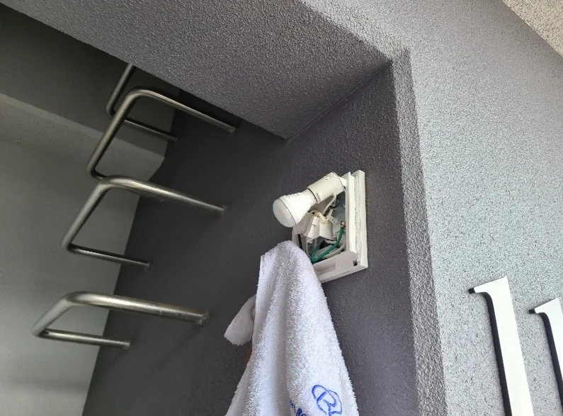 照明器具の払拭作業 作業中