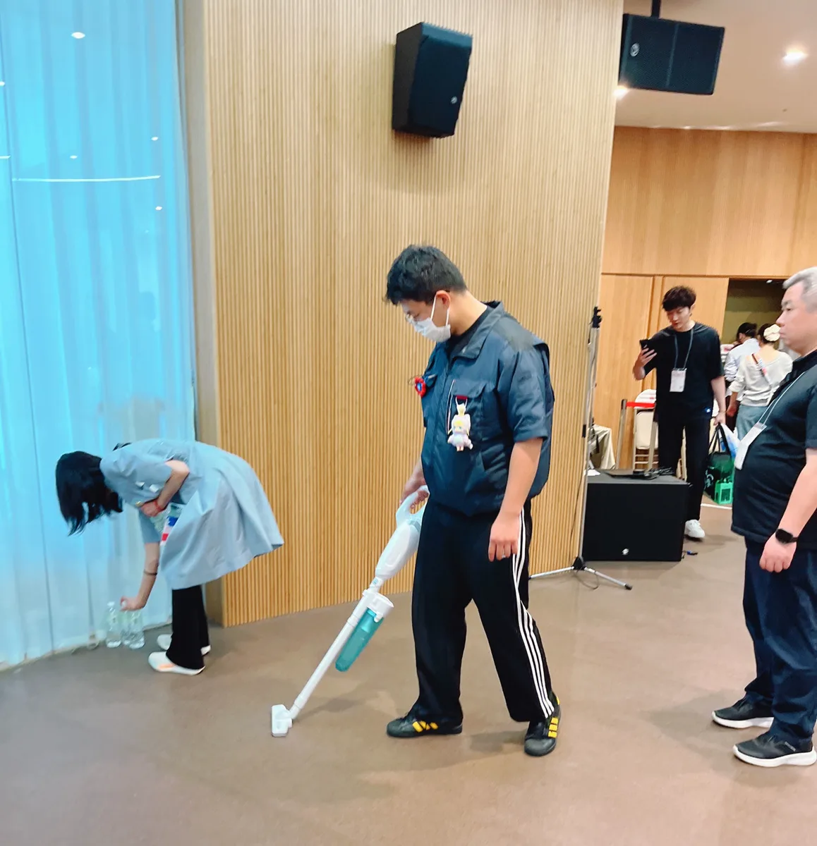 ホール床面の吸じん作業