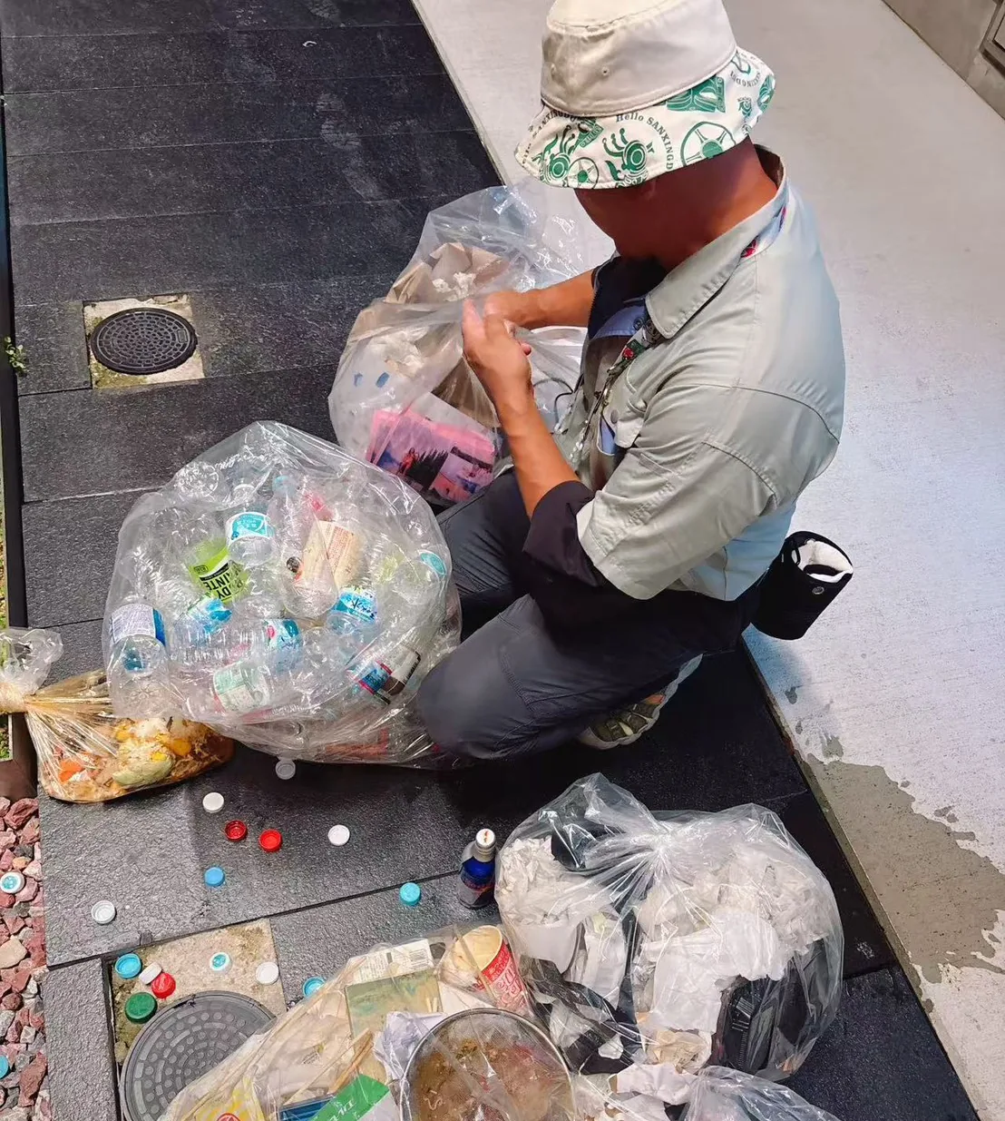 回収したごみの分別作業